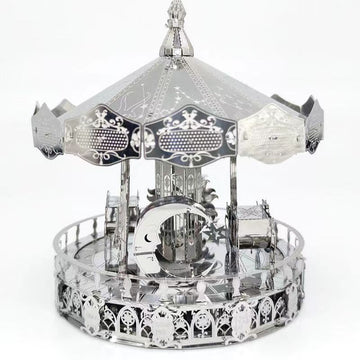 De Draaimolen met Sterrenbeelden Metalen Bouwpakket van SlimSpul nederland b.v. is een gedetailleerd zilveren carrouselmodel met sierlijk metaalwerk, dierenriemmotieven, paarden en een halvemaanvormige maan - een grillige kermisattractie voor verzamelaars.