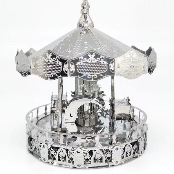 De Draaimolen met Sterrenbeelden Metalen Bouwpakket van SlimSpul nederland b.v. is een gedetailleerd zilveren carrouselmodel met sierlijk metaalwerk, dierenriemmotieven, paarden en een halvemaanvormige maan - een grillige kermisattractie voor verzamelaars.