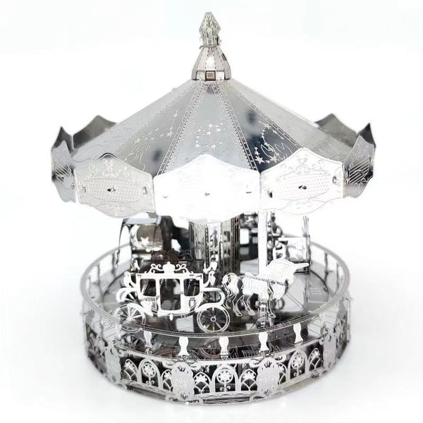 De Draaimolen met Sterrenbeelden Metalen Bouwpakket - Kermisattractie van SlimSpul nederland b.v. is een zilveren carrouselmodel met gedetailleerde paarden, een koets, een sierlijk baldakijn en een hekwerk - ideaal voor draaimolen en kermisattractie astronomie fans.