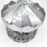 Een zilveren object met een ronde bovenkant, dat doet denken aan de SlimSpul nederland b.v. Draaimolen met Sterrenbeelden Metalen Bouwpakket - Kermis Attractie.