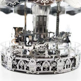 De Draaimolen met Sterrenbeelden Metalen Bouwpakket - Kermis Attractie van SlimSpul nederland b.v. is een zilveren carrouselmodel met koets en eenhoorn, voorzien van Waterman en Vissen gravures in een sierlijk, reflecterend ontwerp.