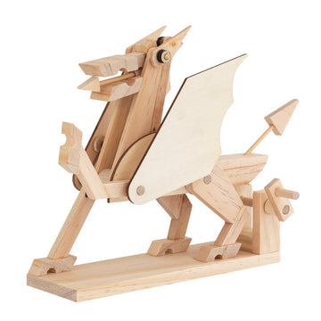 Het Draak Houtconstructie Bouwpakket - Vuurspuwend Mythisch Model van SlimSpul nederland b.v. is een houten mechanische draak met beweegbare vleugels, poten, kaak en staart - perfect voor doe-het-zelvers en gemaakt van lichtgekleurd hout.