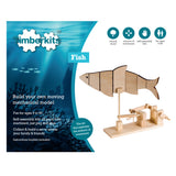 Met het Vis Houtconstructie Bouwpakket - Zwemmend Bewegend Model (Timberkits Beginner) van SlimSpul nederland b.v. bouw je een bewegende houten vis op een sokkel, met een onderwaterscène. Ideaal doe-het-zelf cadeau voor de leeftijd van 9-90 jaar.