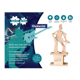 Doos voor het Gitarist Houtconstructie Bouwpakket - Tokkelend Bewegend Model (Timberkits) van SlimSpul nederland b.v., met blauwe gitaarafbeelding, productinformatie en een in elkaar gezet gitaristenfiguurtje dat op een gitaar tokkelt - ideaal als creatief doe-het-zelf project.