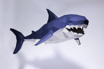 Grote donkerblauwe haai als 3D-papiermodel met geopende bek en zichtbare tanden
