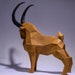 Het Steenbok 3D Papier Model van SlimSpul nederland b.v. heeft een opvallende geometrische antilope met gebogen zwarte horens, gemaakt van bruin papier en perfect om te laten zien tegen een lichte achtergrond.