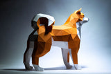 Het Shiba Inu 3D Papier Model - Japans Hondenras Bouwpakket van SlimSpul nederland b.v. is een geometrisch oranje en wit DIY low-poly papier sculptuur, ideaal voor fans van dit geliefde Japanse hondenras.