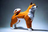 Het Shiba Inu 3D Papier Model - Japans Hondenras Bouwpakket van SlimSpul nederland b.v. heeft een hoekig oranje, wit en grijs hondenontwerp - een ideaal DIY papercraft project voor liefhebbers.