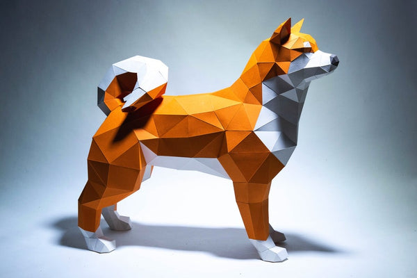 Het Shiba Inu 3D Papier Model - Japans Hondenras Bouwpakket van SlimSpul nederland b.v. is een DIY geometrisch papieren sculptuur in oranje en wit, geïnspireerd op de Shiba Inu, perfect voor knutselaars.