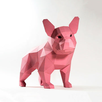 Roze Franse bulldog van papier in krachtig driekwart vooraanzicht met hoge oren en brede borst
