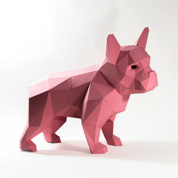 Het Franse Bulldog 3D Papier Model - Populair Hondenras Bouwpakket van SlimSpul nederland b.v. is een geometrisch, low-poly roze papieren beeldje met scherpe hoeken en modern design - perfect voor bulldogliefhebbers.