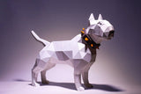 Het Bull Terrier 3D Papier Model - Stoer Honden Bouwpakket van SlimSpul nederland b.v. heeft een geometrisch ontwerp met spitse oren en een opvallende oranje kraag - een indrukwekkende doe-het-zelf weergave op een paars-grijze achtergrond.