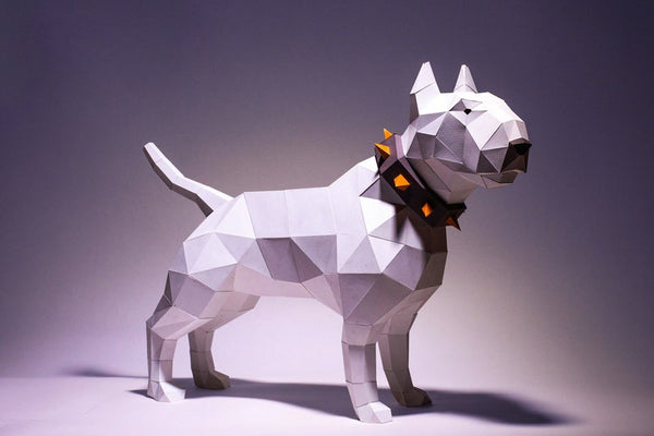 Het Bull Terrier 3D Papier Model - Stoer Honden Bouwpakket van SlimSpul nederland b.v. heeft een geometrisch ontwerp met spitse oren en een opvallende oranje kraag - een indrukwekkende doe-het-zelf weergave op een paars-grijze achtergrond.