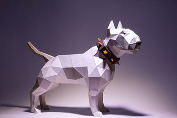 Het Bull Terrier 3D Papier Model - Stoer Honden Bouwpakket van SlimSpul nederland b.v. heeft een geometrisch ontwerp met een puntige kraag op een effen ondergrond - een opvallend doe-het-zelf project voor liefhebbers van papieren modelbouw.