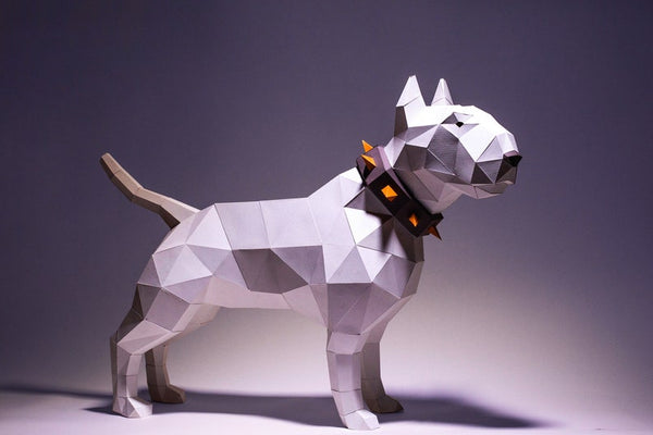 Het Bull Terrier 3D Papier Model - Stoer Honden Bouwpakket van SlimSpul nederland b.v. heeft een geometrisch ontwerp met een puntige kraag op een effen ondergrond - een opvallend doe-het-zelf project voor liefhebbers van papieren modelbouw.