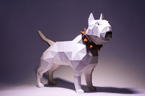 Het Bull Terrier 3D Papier Model - Stoer Honden Bouwpakket van SlimSpul nederland b.v. heeft een geometrische bull terrier met puntige oren en een spijkerhalsband - een stoere DIY papieren sculptuur voor creatieve liefhebbers.
