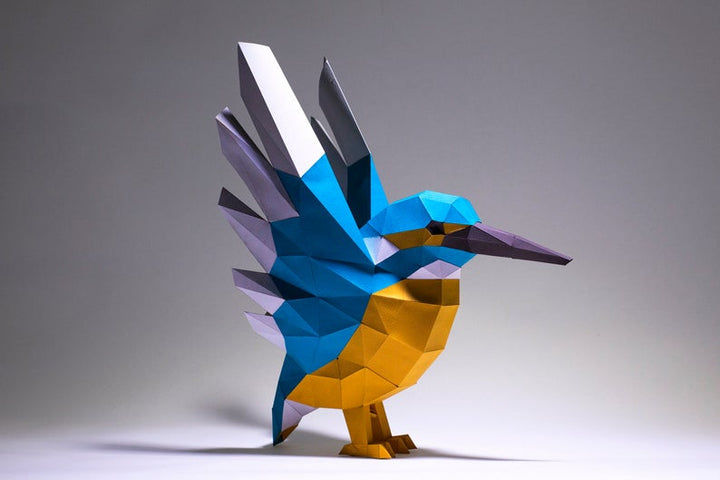 Blauw-oranje ijsvogel als opgebouwd 3D papiermodel met beide vleugels hoog uitgeslagen en lange snavel