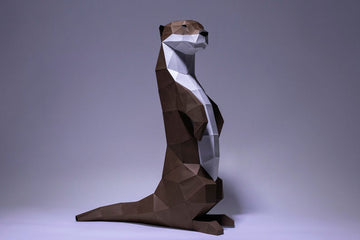 Grote rechtopstaande bruine otter als geometrisch 3D papiermodel met witte borst en lange staart