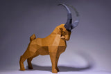 Het SlimSpul nederland b.v. Steenbok 3D Papier Model - Imposant Bergdier Bouwpakket toont een bruine, veelhoekige steenbok met grote grijze horens, met een hoekig ontwerp op een neutrale achtergrond.