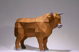 Een opvallend Grote Koe 3D Papier Model van SlimSpul nederland b.v.-een indrukwekkend boerderijdier bouwpakket in bruin en grijs papier-staat op een neutrale ondergrond.