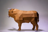 De Grote Koe 3D Papier Model van SlimSpul nederland b.v. is een indrukwekkend boerderijdier bouwpakket: een geometrisch, low-poly bruine koe met witte hoorns en hoeven, ideaal voor creatieve woondecoratie.