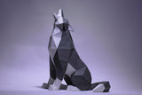 De Huilende Wolf 3D Papier Model - Sfeervol Dieren Bouwpakket van SlimSpul nederland b.v. is een low-poly papercraft wolf, met scherpe geometrische hoeken in zwarte, grijze en witte tinten - perfect als opvallend modern decor.