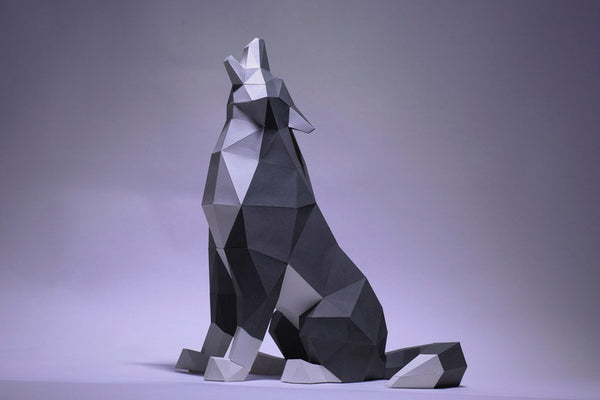 De Huilende Wolf 3D Papier Model - Sfeervol Dieren Bouwpakket van SlimSpul nederland b.v. is een low-poly papercraft wolf, met scherpe geometrische hoeken in zwarte, grijze en witte tinten - perfect als opvallend modern decor.