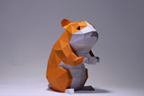 Het Hamster Paartje 3D Papier Model van SlimSpul nederland b.v. heeft een schattig, low-poly hamsterduo in oranje, wit en grijs - een ideaal DIY papier knutselproject voor creatieve liefhebbers.