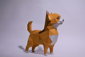 De Chihuahua 3D Papier Model - Gedetailleerd Honden Bouwpakket van SlimSpul nederland b.v. is een geometrische hondensculptuur in oranje en wit, weergegeven op een effen lichte achtergrond.