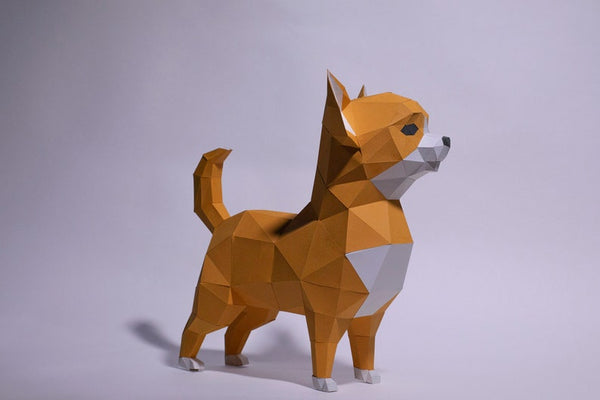 De Chihuahua 3D Papier Model - Gedetailleerd Honden Bouwpakket van SlimSpul nederland b.v. is een geometrische hondensculptuur in oranje en wit, weergegeven op een effen lichte achtergrond.