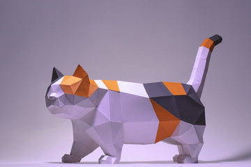 De Munchkin Kat 3D Papier Model - Raskat met Korte Pootjes van SlimSpul nederland b.v. is een geometrische, low-poly papercraft sculptuur met witte, oranje en zwarte vlekken die op handen en voeten staan tegen een effen achtergrond.