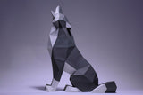 Het Huilende Wolf 3D Papier Model - Sfeervol Dieren Bouwpakket van SlimSpul nederland b.v. heeft een geometrisch, low-poly wolf papercraft in grijs en wit tegen een lichtpaarse achtergrond - perfect voor creatieve doe-het-zelf projecten.