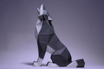 Het Huilende Wolf 3D Papier Model - Sfeervol Dieren Bouwpakket van SlimSpul nederland b.v. heeft een geometrisch, low-poly wolf papercraft in grijs en wit tegen een lichtpaarse achtergrond - perfect voor creatieve doe-het-zelf projecten.