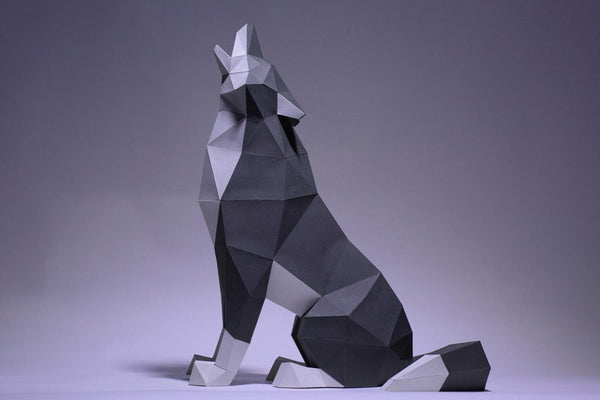 Het Huilende Wolf 3D Papier Model - Sfeervol Dieren Bouwpakket van SlimSpul nederland b.v. heeft een geometrisch, low-poly wolf papercraft in grijs en wit tegen een lichtpaarse achtergrond - perfect voor creatieve doe-het-zelf projecten.