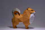 Het SlimSpul nederland b.v. Pomeriaan (Dwerg Keeshond) 3D Papier Model - Pluizig Honden Bouwpakket is een geometrische low-poly sculptuur in bruin, wit en grijs met gekrulde staart en pluizige borst, perfect voor hondenliefhebbers.