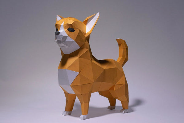 The Chihuahua 3D Papier Model - Gedetailleerd Honden Bouwpakket van SlimSpul nederland b.v. is een geometrisch, low-poly bouwpakket met oranje-witte vlakken, puntoren en gekrulde staart op een neutrale achtergrond.