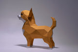 Het SlimSpul nederland b.v. Chihuahua 3D Papier Model - Gedetailleerd Honden Bouwpakket heeft een oranje en witte geometrische papieren sculptuur van een kleine hond, weergegeven op een effen oppervlak met een neutrale achtergrond.