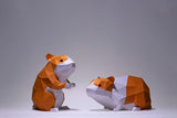 Het Hamster Paartje 3D Papier Model van SlimSpul nederland b.v. bestaat uit een schattig duo oranje en witte hamsters met een laag polymeergehalte - één rechtop en één liggend - ideaal als DIY papercraft of papieren knutselproject.