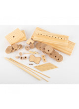 Assortiment houten onderdelen uit het Rups Houtconstructie Bouwpakket - Bewegend Insect Model (Timberkits Beginner) van SlimSpul nederland b.v., inclusief planken, wielen, haringen, stangen en verbindingsstukken netjes gerangschikt op een witte achtergrond.