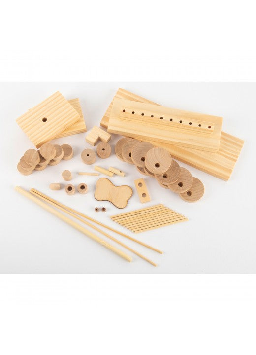 Assortiment houten onderdelen uit het Rups Houtconstructie Bouwpakket - Bewegend Insect Model (Timberkits Beginner) van SlimSpul nederland b.v., inclusief planken, wielen, haringen, stangen en verbindingsstukken netjes gerangschikt op een witte achtergrond.
