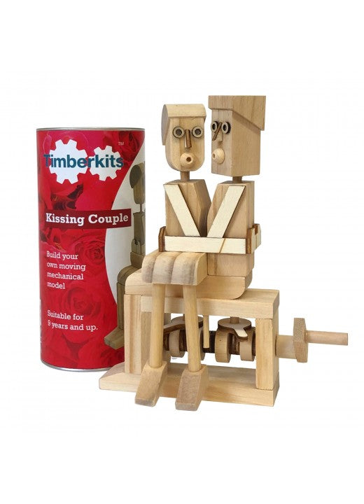Kussend Stelletje Houtconstructie - Romantisch Bewegend Model (Timberkits) van SlimSpul nederland b.v. is een houten mechanisch bouwpakket met twee blokkerige figuurtjes tegenover elkaar, een handslinger eronder, en wordt geleverd in een doos met productgegevens.
