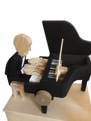 Het Pianist Houtconstructie Bouwpakket - Bewegend Muziekmodel (Timberkits) van SlimSpul nederland b.v. laat een houten man in smoking zien, zittend aan een zwarte vleugelpiano met de handen in de aanslag om te spelen, perfect voor muziekliefhebbers en modelbouwers.