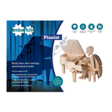 Het SlimSpul nederland b.v. Pianist Houtconstructie Bouwpakket - Bewegend Muziekmodel (Timberkits) heeft een houten mechanisch model van een pianist aan een vleugel, met blauwe gordijnen en muzikale iconen op de doos.