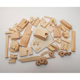 Assortiment onafgewerkte houten stukken uit het Pianist Houtconstructie Bouwpakket - Bewegend Muziekmodel van SlimSpul nederland b.v. zijn verspreid over een wit oppervlak, ideaal voor doe-het-zelf bouw- of knutselprojecten.