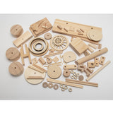 Assortiment houten wielen, staven, tandwielen, schijven, blokken en ringen op een wit oppervlak. Perfect voor het knutselen of in elkaar zetten van de Stephenson's Rocket Stoomlocomotief Houtconstructie van SlimSpul nederland b.v. (Timberkits Expert).
