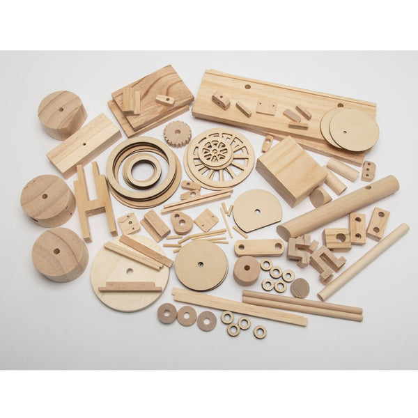 Assortiment houten wielen, staven, tandwielen, schijven, blokken en ringen op een wit oppervlak. Perfect voor het knutselen of in elkaar zetten van de Stephenson's Rocket Stoomlocomotief Houtconstructie van SlimSpul nederland b.v. (Timberkits Expert).