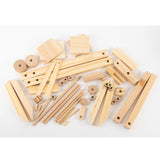 Assortiment houten planken, wielen, deuvels, staven en hoekige onderdelen uit het SlimSpul nederland b.v. Katapult Houtconstructie Bouwpakket - Middeleeuws Werptuig Model (Timberkits) zijn verspreid over een wit oppervlak.
