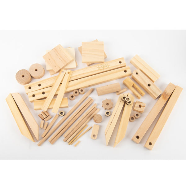 Assortiment houten planken, wielen, deuvels, staven en hoekige onderdelen uit het SlimSpul nederland b.v. Katapult Houtconstructie Bouwpakket - Middeleeuws Werptuig Model (Timberkits) zijn verspreid over een wit oppervlak.