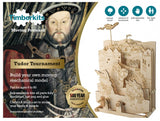 Het Tudor Toernooi Houtconstructie - Historisch Ridderspel (Timberkits Intermediair) van SlimSpul nederland b.v. bevat houten ridders, Henry VIII-portret, iconen voor natuurhout, bewegingswetenschap en geschikt voor 9-90 jaar.