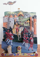 Dit kleurrijke papieren diorama van een koninklijke processie past perfect bij het Tudor Toernooi Houtconstructie - Historisch Ridderspel (Timberkits Intermediair) van SlimSpul nederland b.v., of andere Timberkits houtconstructiesets.
